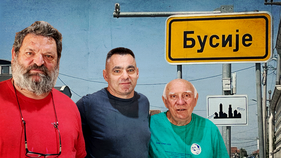 Ilustracija. Trojica muškaraca stoje ispred natpisa na ulazu u mesto Busije