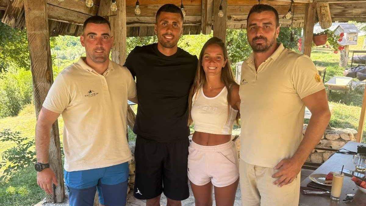 Rodri sa suprugom i Lukom Šukovićem, crnogorskim turističkim radnikom, u ekološkom selu Nevidio 
