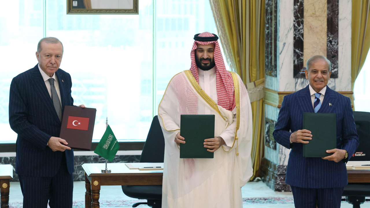 erdogan, muhamed bin salman i pakistanski premijer Šehbaz Šarif u saudijskom gradu Meki