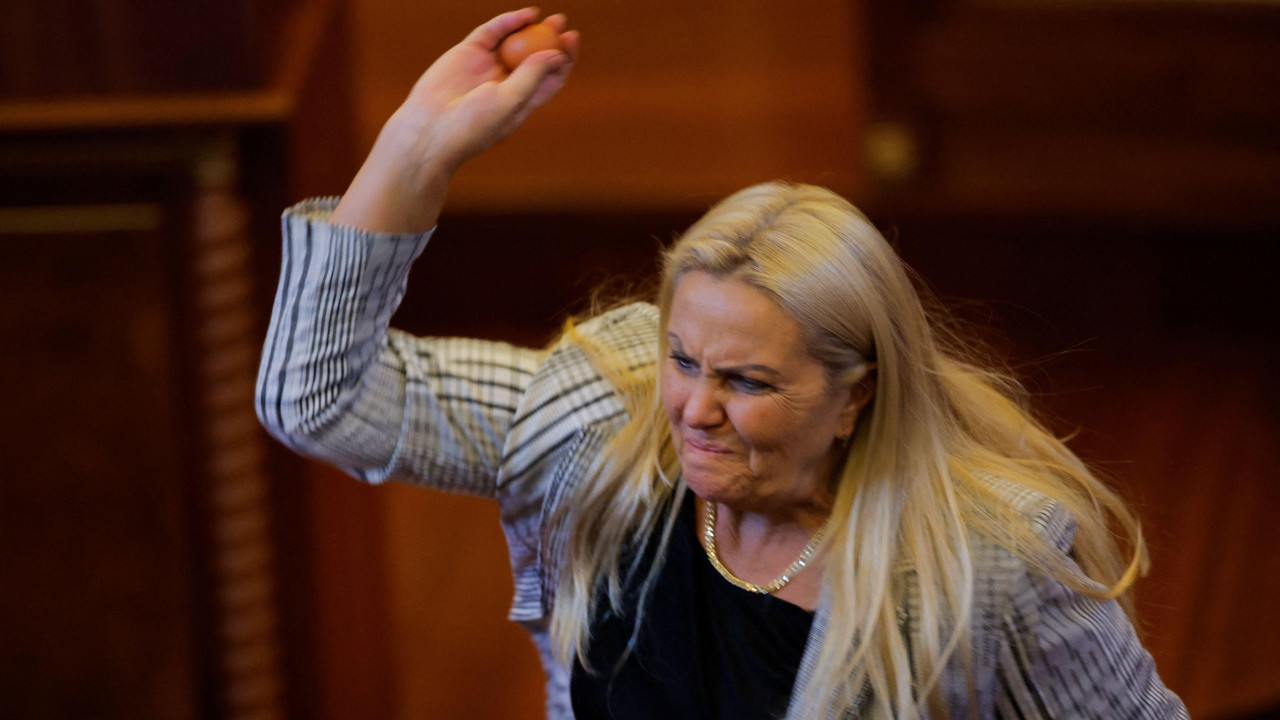 Opoziciona poslanica Time Kadrijaj gađa Kurtija jajetom