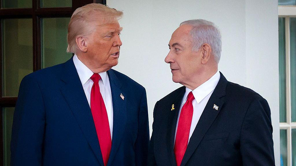 Donald Tramp pozdravlja izraelskog premijera Benjamina Netanjahua po dolasku u Belu kuću