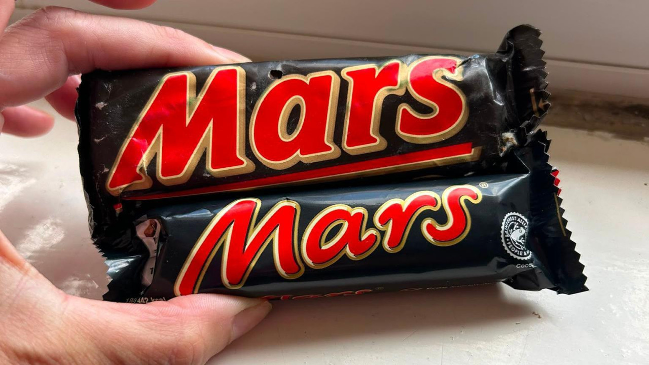 Dve mars čokoladice u ruci