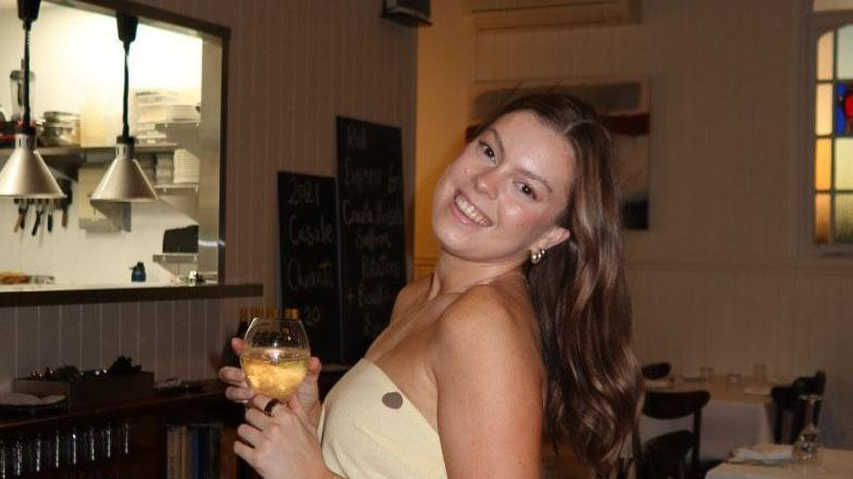 Libi Vilson, sada 27-godišnjakinja, u restoranu drži čašu vina 
