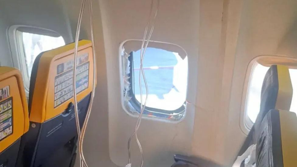 avion rajanera, pukao prozor u avionu rajanera