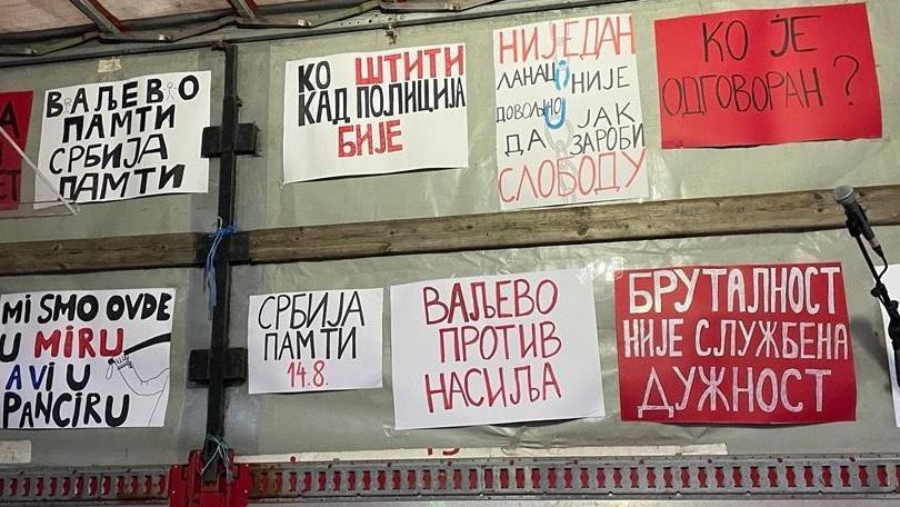 Nekoliko manjih transparenata izlepljenih na zidu