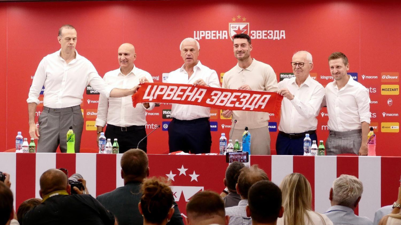 Na promociji novog trenera, svi su bili u belom