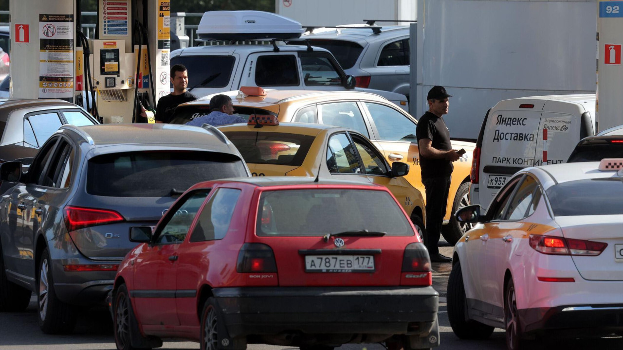 Automobili u redu pred benzinskom stanicom