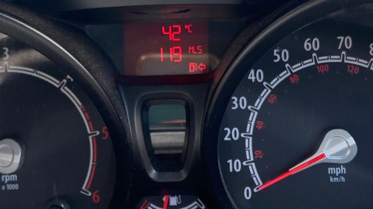 Instrument tabla automobila pokazuje 42 stepena Celzijusa