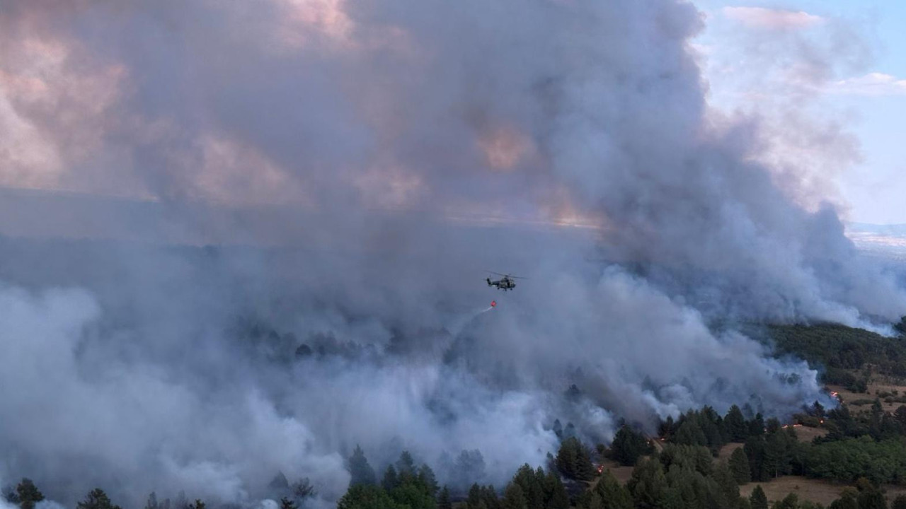 Veliki oblak dima i helikopter, požari u srbiji, požar u deliblatskoj peščari, gašenje požara