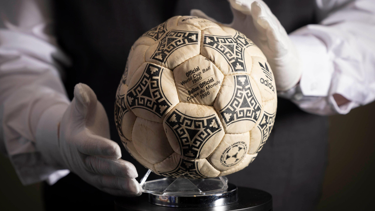 Muškarac sa belim rukavicama oko lopte kojom je Maradona postigao čuveni gol „božija ruka"