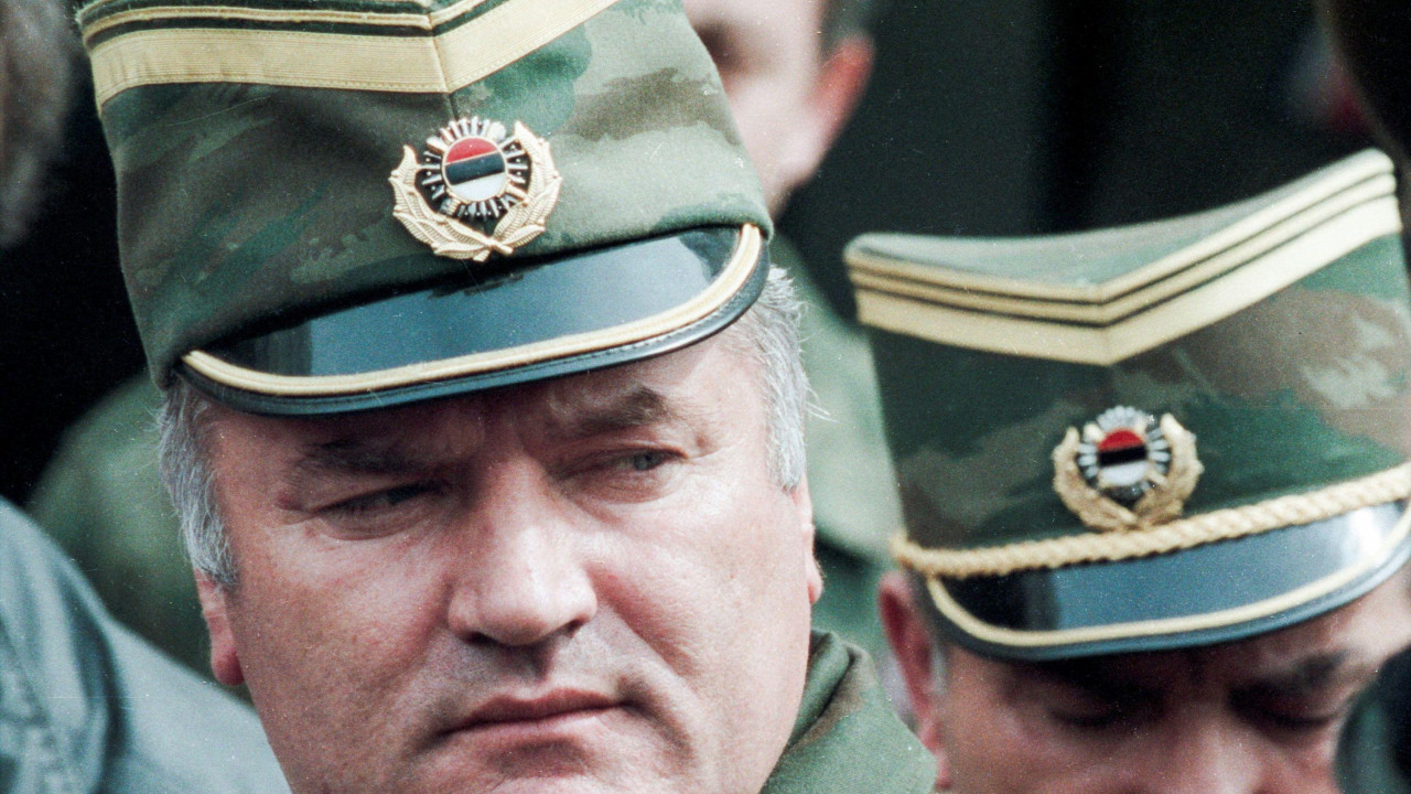 General Vojske Republike Srpske Ratko Mladić odlazi sa sastanka na aerodromu u Sarajevu, 13. aprila 1993. Obučen u uniformu sa zelenom šapkom