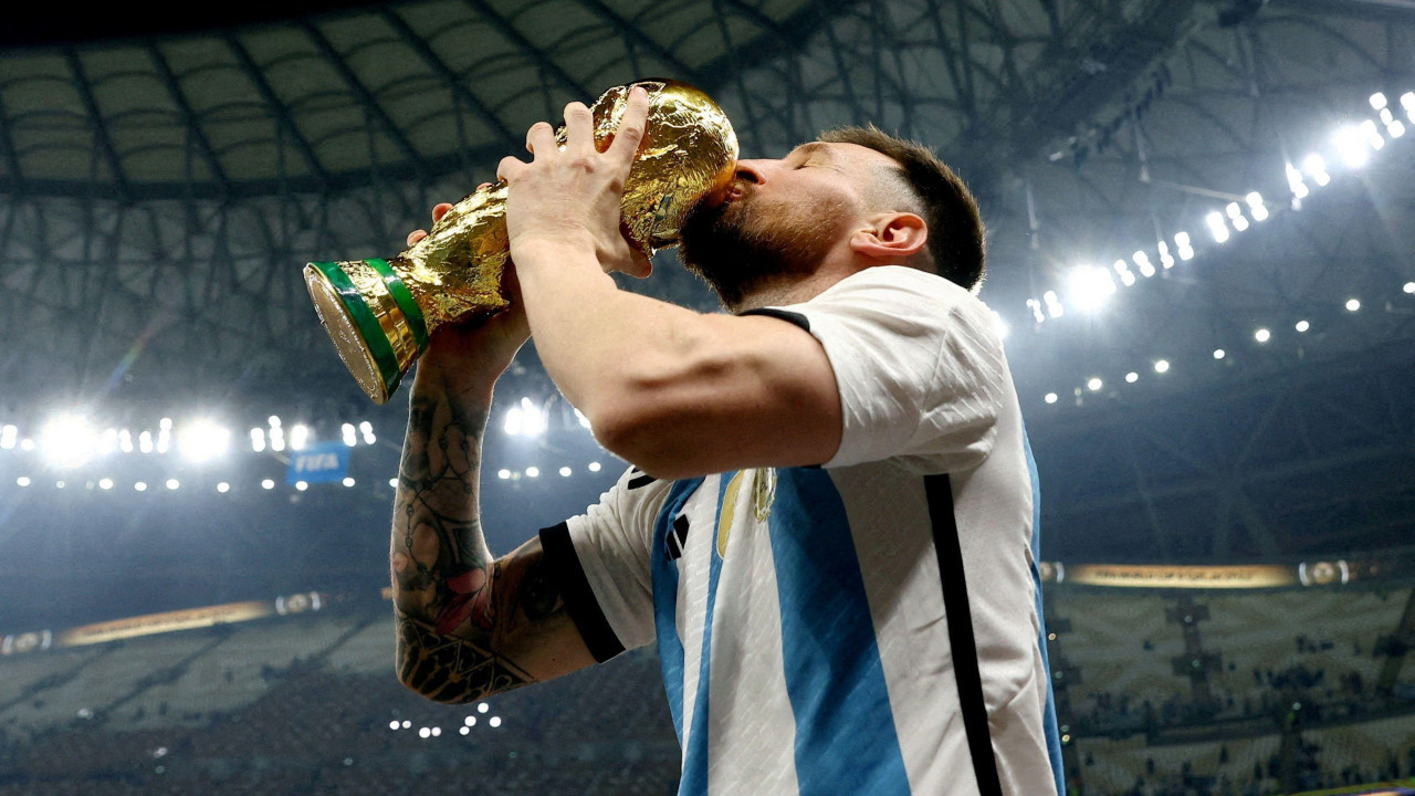 Lionel Mesi sa trofejom prvaka sveta