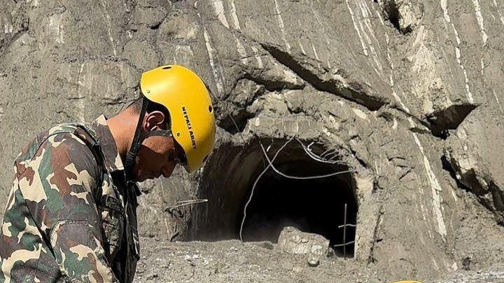 čovek spasen iz mulja i blata posle bujične poplave u Nepalu