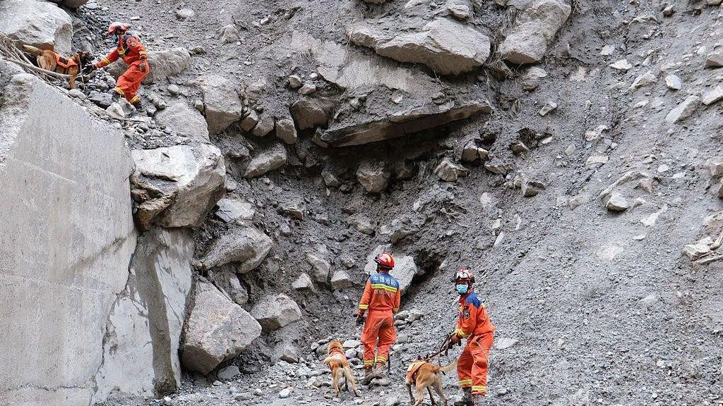 Spasioci sprovode operacije potrage i spasavanja na području pogođenom klizištem 30. avgusta 2026. u Girongu, autonomna oblast Sizang u Kini.
