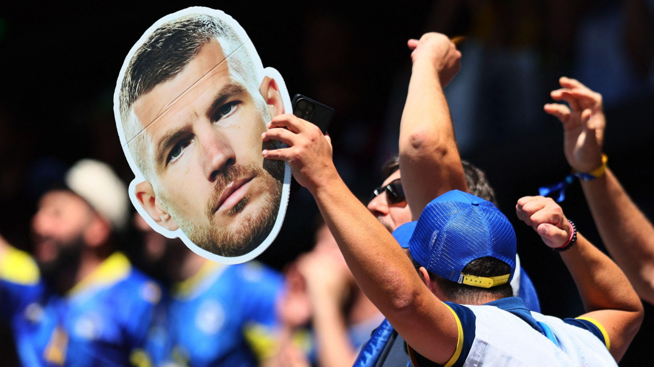 edin džeko, navijač drži karton sa likom edina džeka