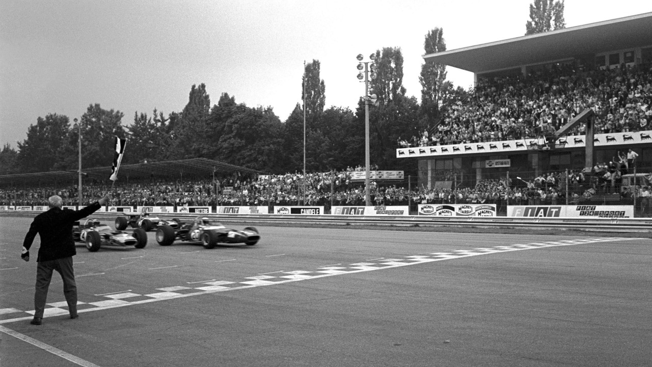 Na ovoj fotografiji iz 1969, Džeki Stjuart iz Matre pobeđuje ispred Džošena Rinta iz Lotusa, Žan-Pjera Beltoaza iz Matre i Brusa Meklarena, koji je vozi za sopstveni tim.