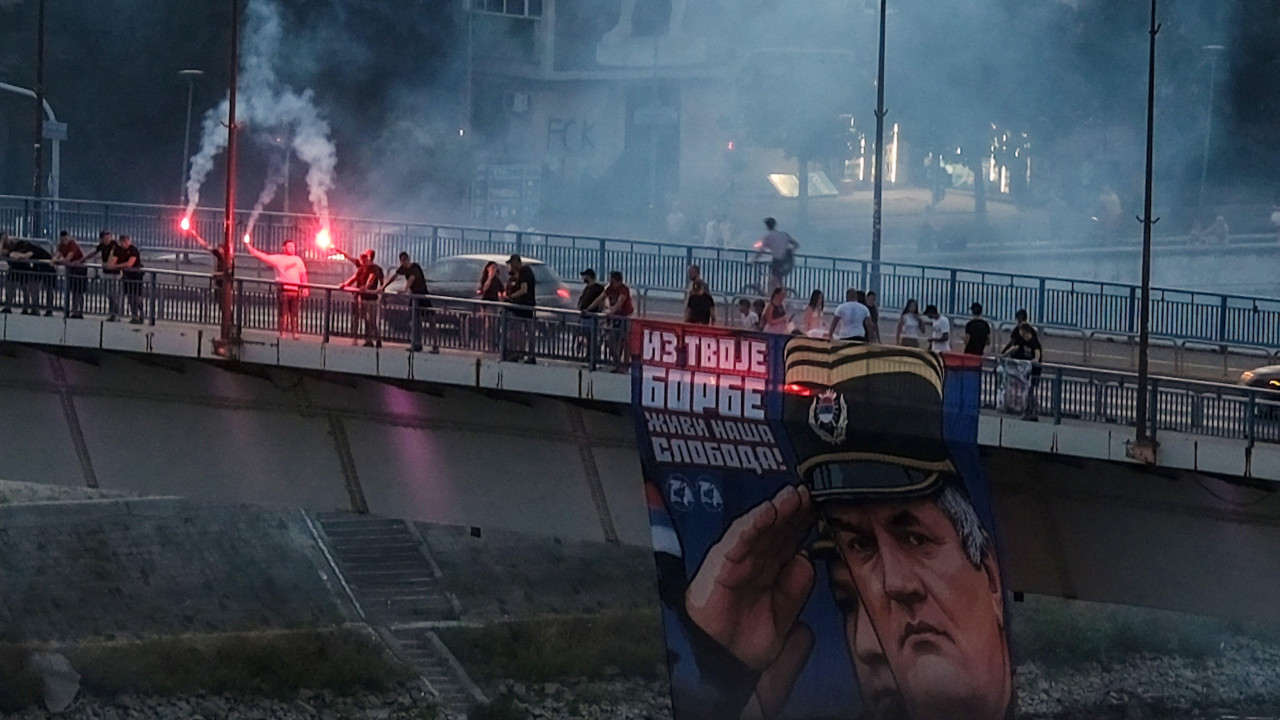 počast ratku mladiću na mostu u Novom Sadu, ratko mladić