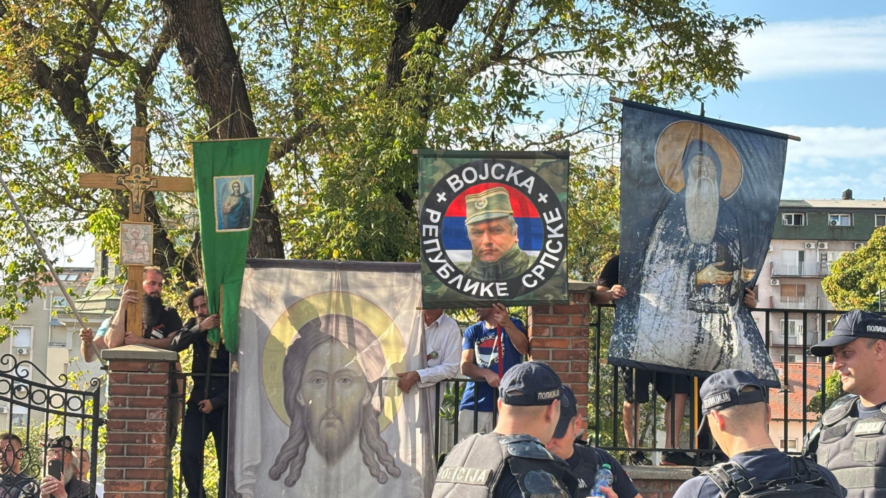 Policajci i zastave sa likom Isusa i Ratka Mladića ispred Vaznesenjske crkve u Beogradu