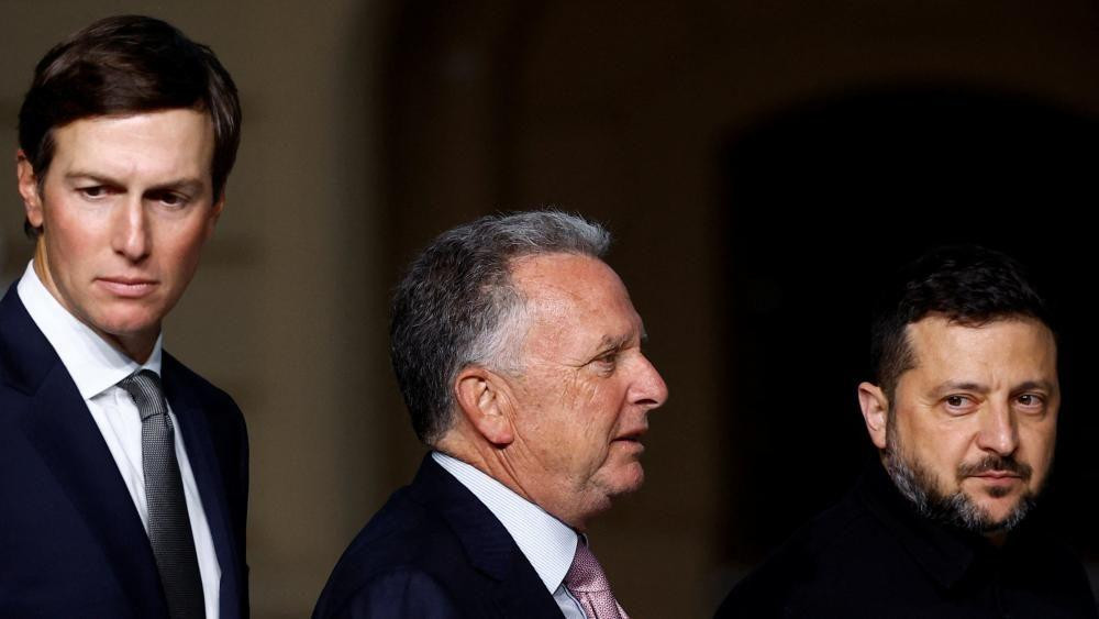 
                    Ukrajinski predsednik Vladimir Zelenski, specijalni izaslanik SAD Stiv Vitkof i Džared Kušner, zet predsednika američkog predsednika Donalda Trampa, posle zajedničke konferencije za novinare
                