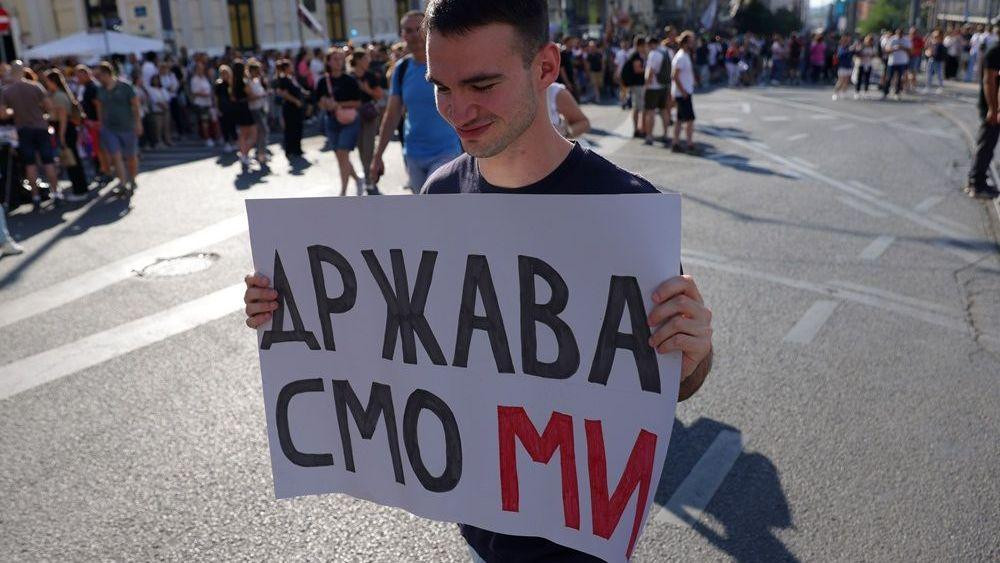  mladić nosi transparent na kojem piše država smo mi