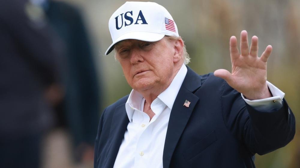 Donald Tramp sa kačketom maše 