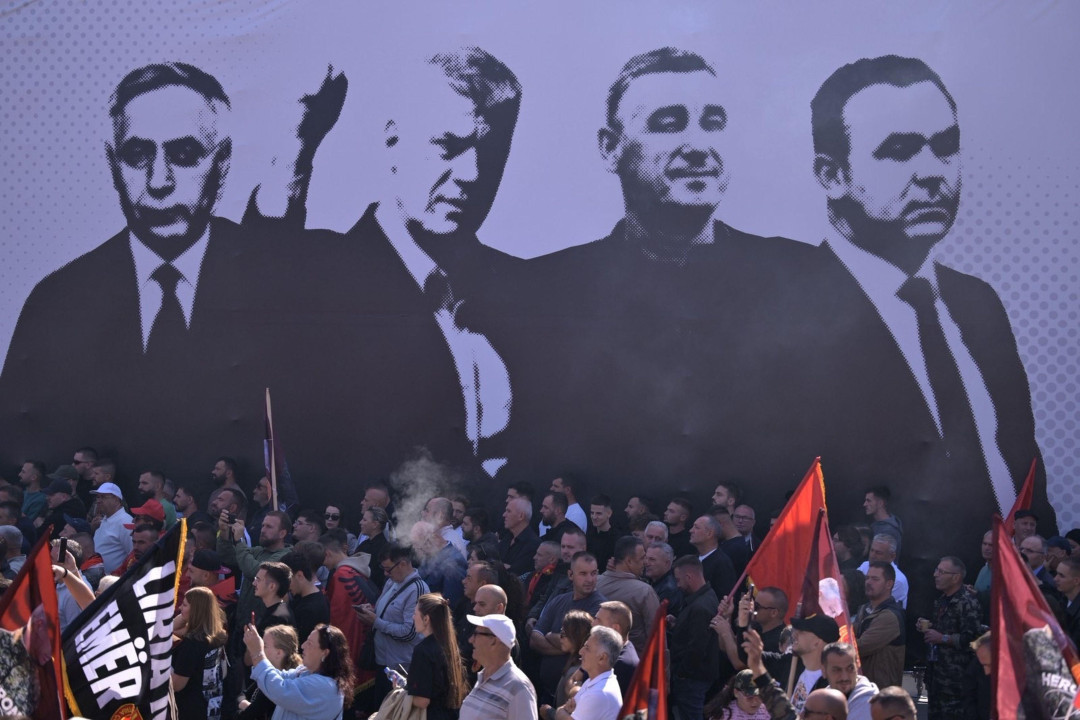 Fotografije četvorice bivših pripadnika OVK ispod protest