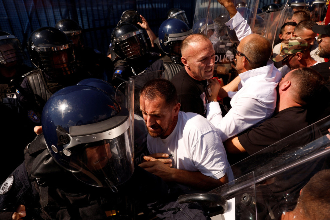 Guranje policajaca i demonstranata u Prištini