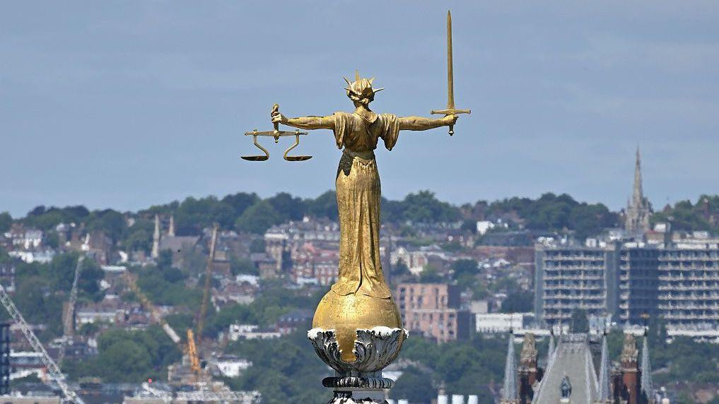 Statua boginje pravde na vrhu zgrade Old Bejli u Londonu