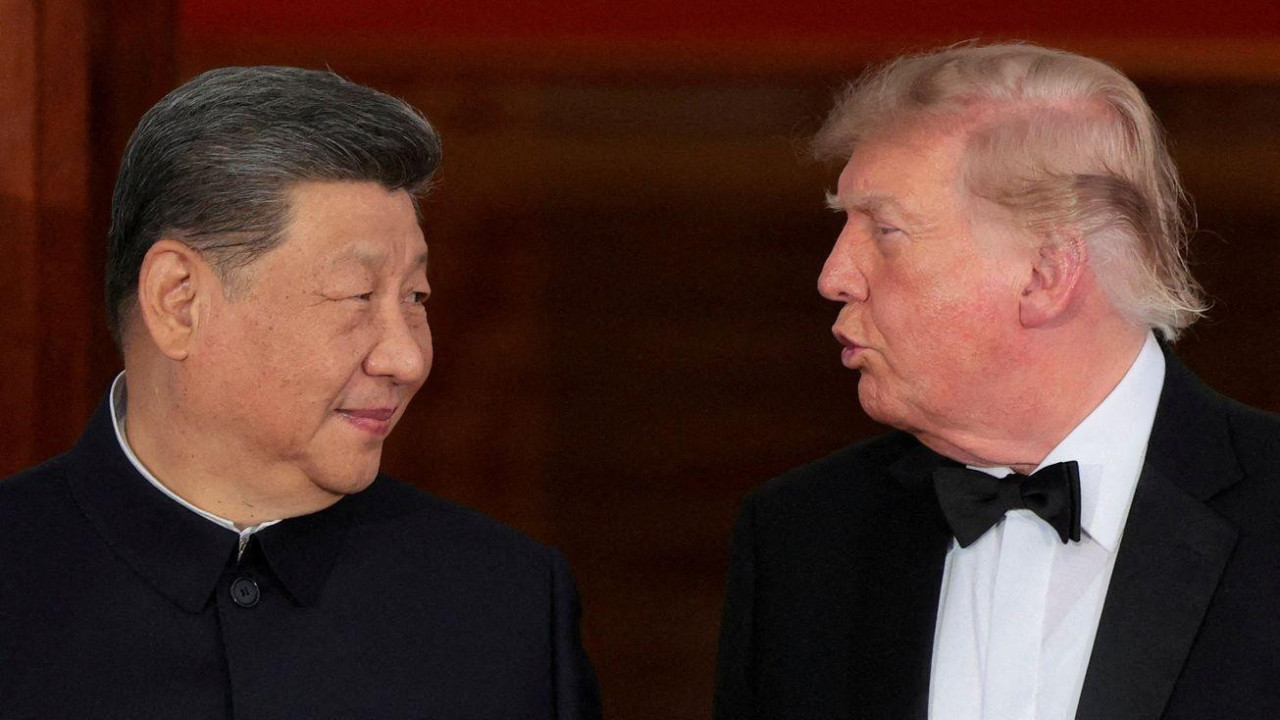 Si Đinping u crnom odelu (levo) i Donald Tramp (desno) gledaju jedan ka drugom