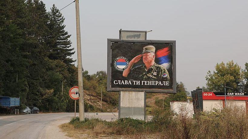 Bilbord sa Mladićevom slikom u Rogatiću, u Republici Srpskoj, jednom od dva entiteta Bosne i Hercegovine