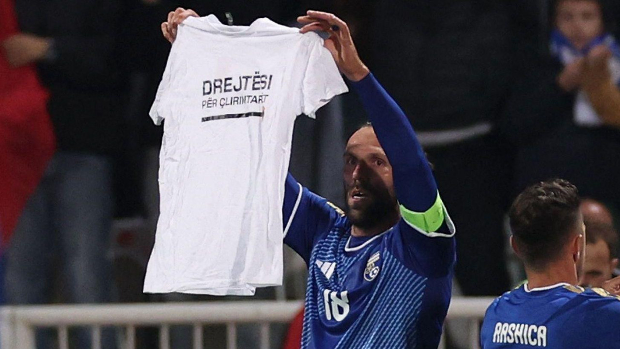 Kosovo, fudbaler Kosova proslavlja gol uz majicu OVK