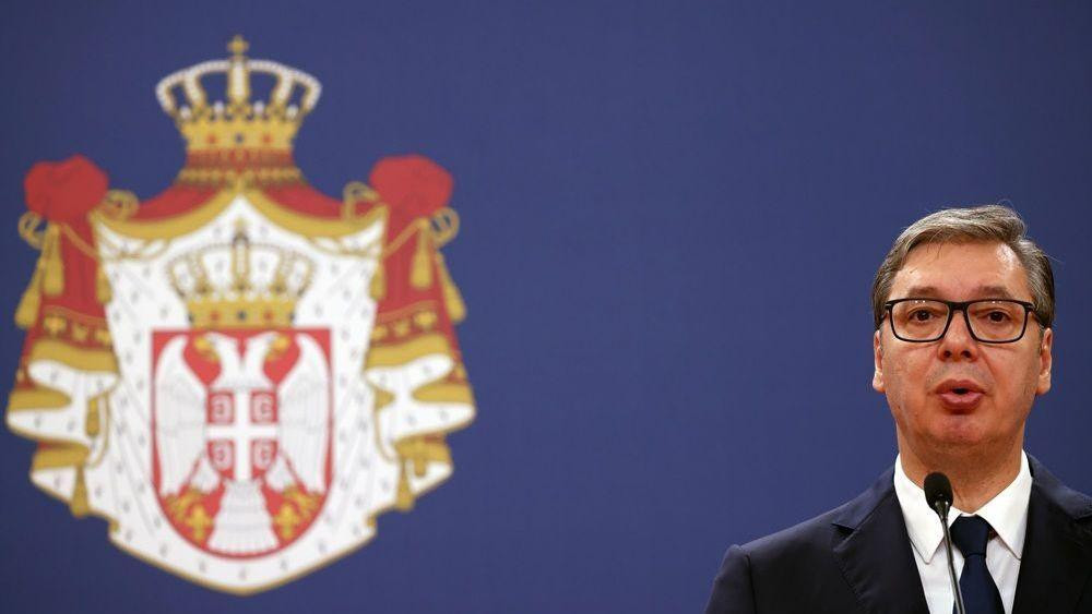 aleksandar vučić i grb srbije
