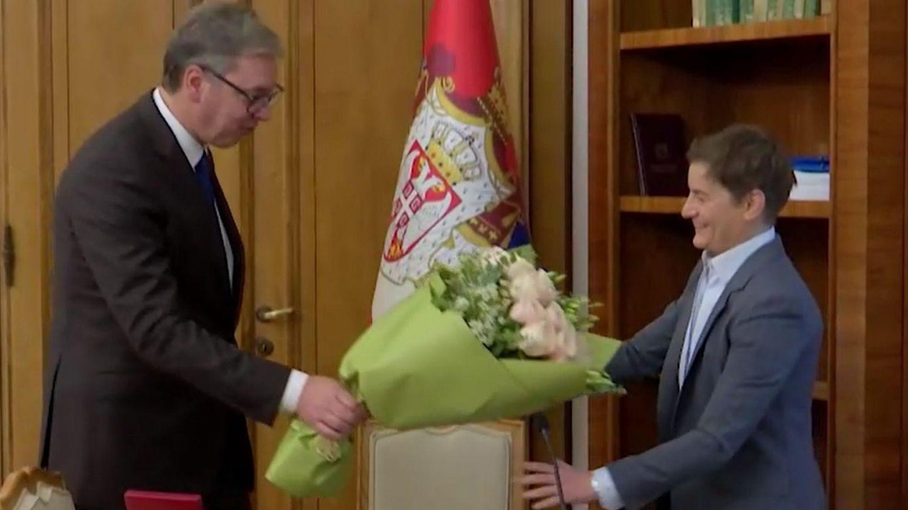vučić daje cveće ani brnabić