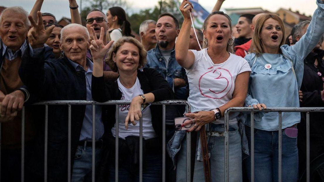 Nekoliko ljudi nasmejano gleda u kameru a prislonjeno je na metalnu ogradu