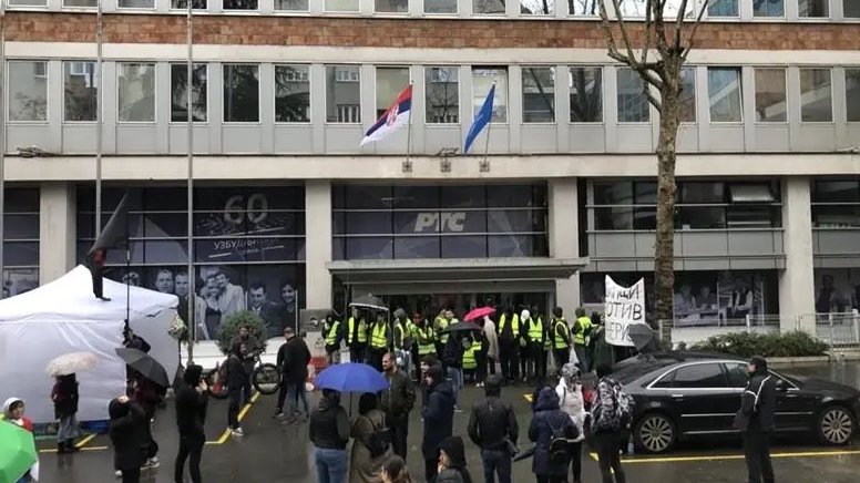 protest ljudi ispred RTS-a
