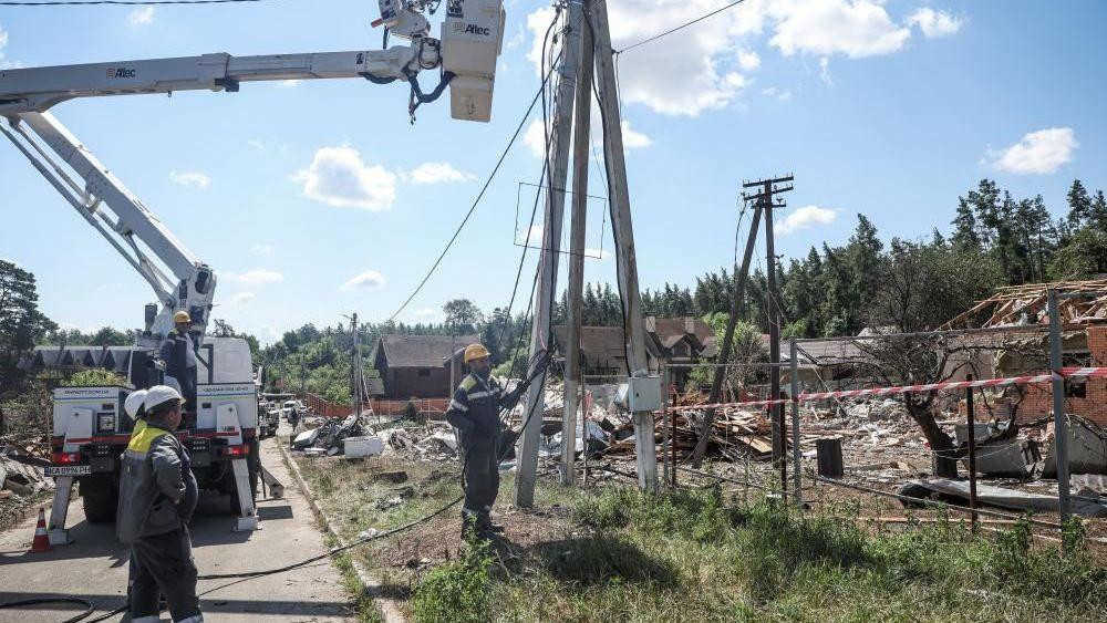 Zaposleni ukrajinske energetske kompanije DTEK pokušavaju da poprave elektro mrežu posle napada u julu