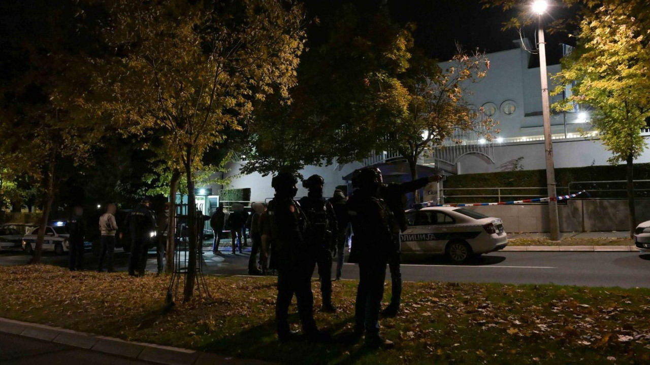 Nekoliko žandarma i policijsko vozilo 