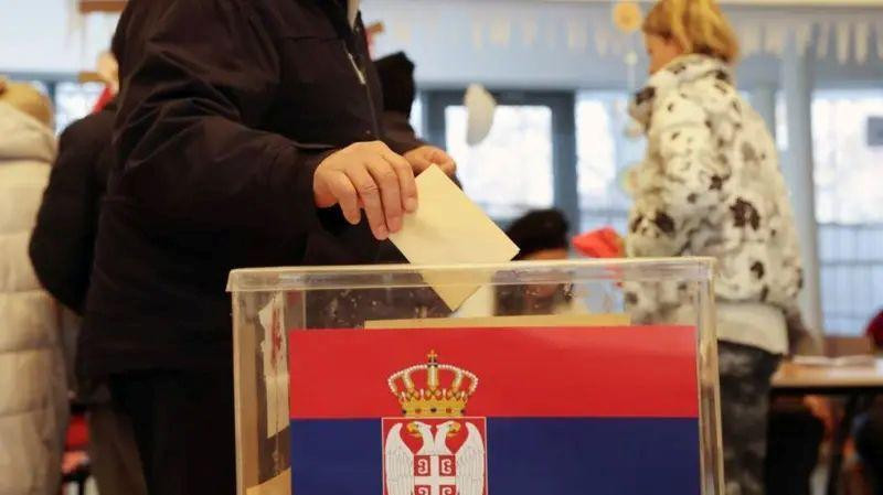ubacivanje glasačkog listića u kutiju