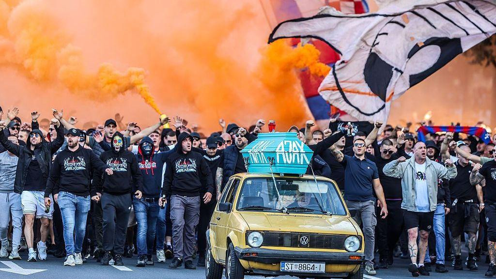 Navijači Hajduka i automobil sa mrtvačkim sandukom i natpisom Ajaks u Splitu