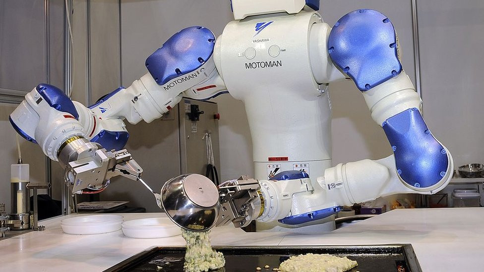 Robot služi hranu