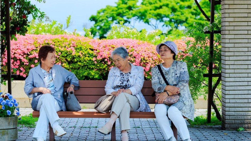 Women sitting in a bench