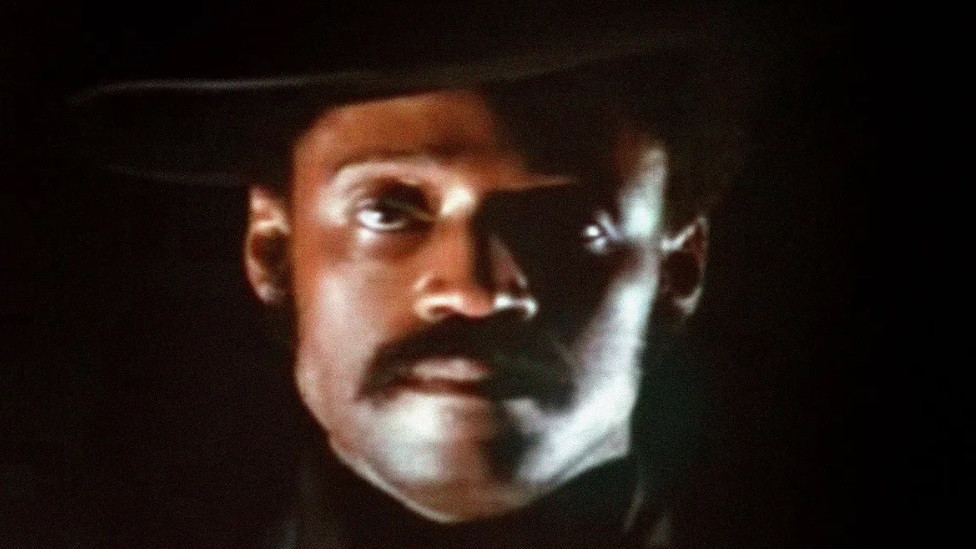 Legendarni bleksploatacijski film Melvina Van Piblsa „Pesma Svit Svitbeka" predstavio je polciiju kao silu bele suprematističke moći