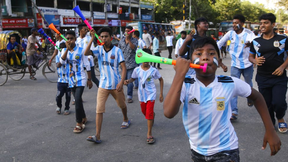 Seguidores de la selección argentina en Bangladesh durante la Copa Mundial de 2018.