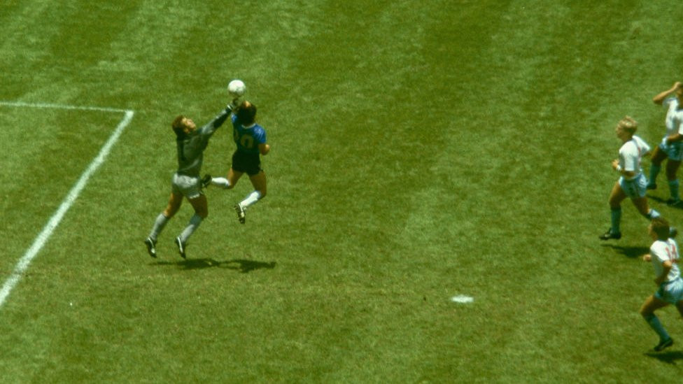 Maradona durante el gol conocido como "la mano de Dios".