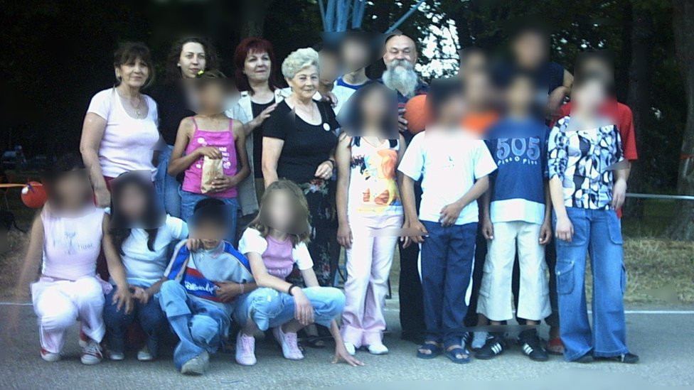 Milomirka Cica Jovović i Zdenka Tomić (prve s leva), sa upravom Doma i Luisom na otvaranju košarkaškog terena