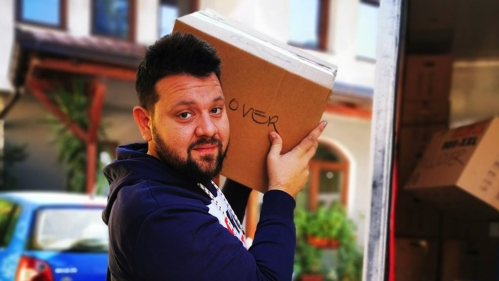 Kid Peks i kamion sa kutijama pomoći