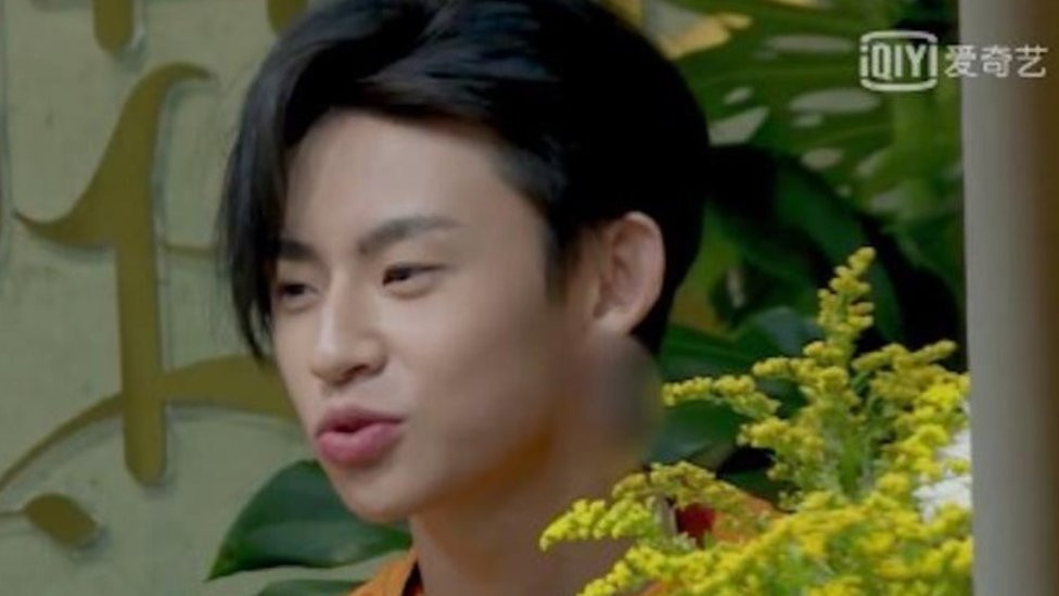 Programa de reality "Little Sister's Flower Shop" borrou a orelha de participante para esconder seu brinco