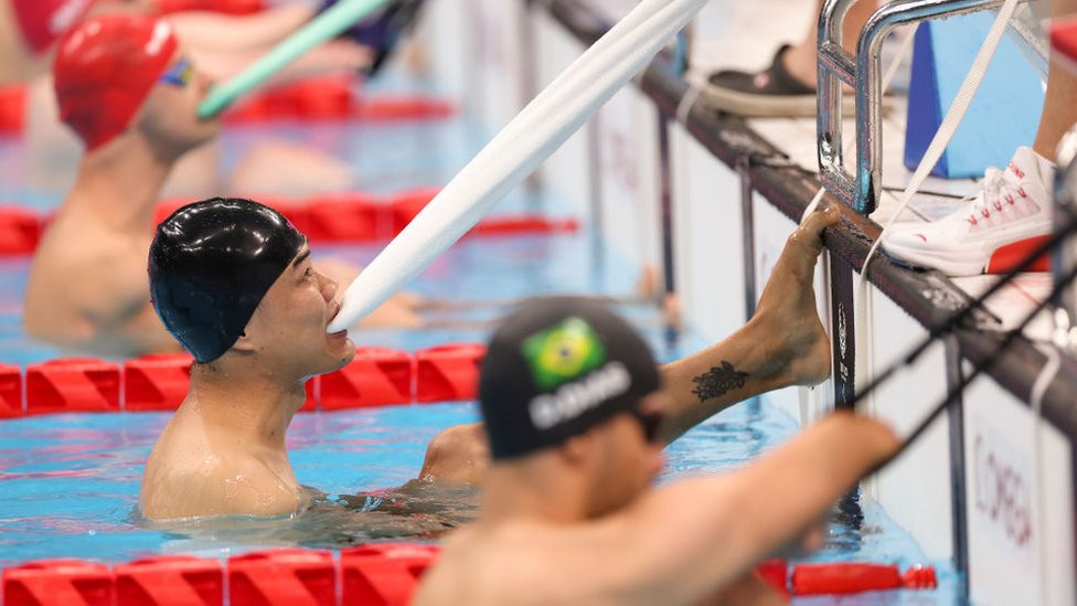 Zheng Tao getting ready for the 50m backstroke final