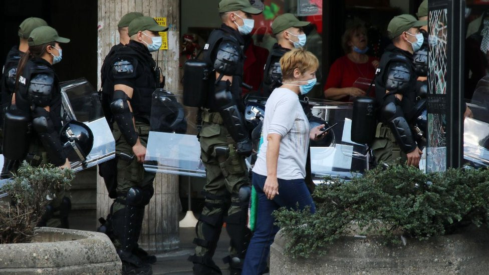 Prolaznica i policajci