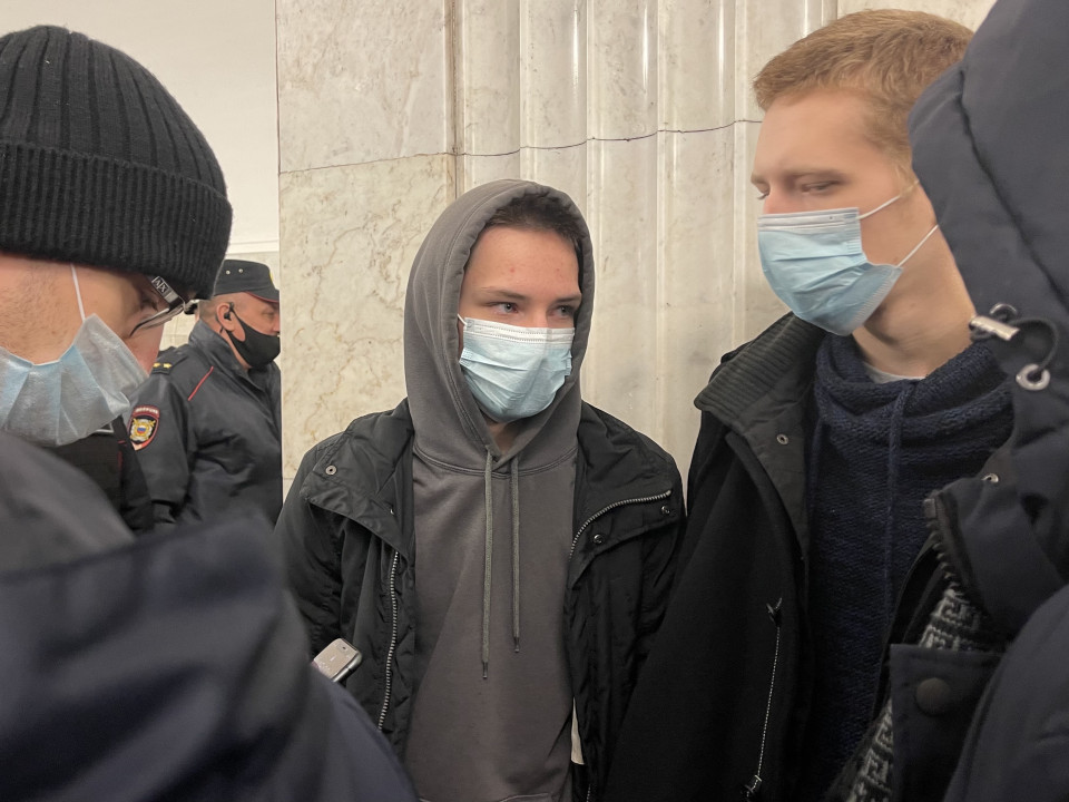 Proverka dokumentov u učastnikov "Russkogo marša"-2021 na stancii "Puškinskaя"